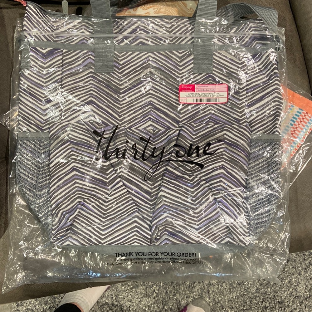 Thirty One Crossbody Organizing Tote in Zig Zag Zoom